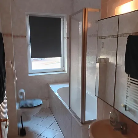 公寓 Crew Quartier Serviced Ideal Fuer Monteure 3 Schlafzimmer Mit Kueche, Bad, Waschmaschine, Flat Tv, Wifi In Leuna 梅泽堡